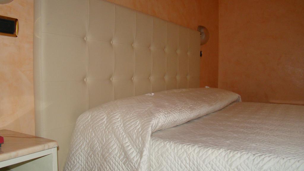 Hotel Vienna Ostenda E Ristorante Il Danubio Rimini Eksteriør bilde