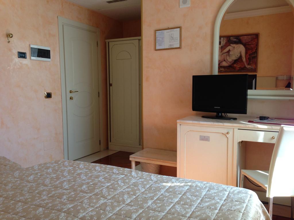 Hotel Vienna Ostenda E Ristorante Il Danubio Rimini Eksteriør bilde